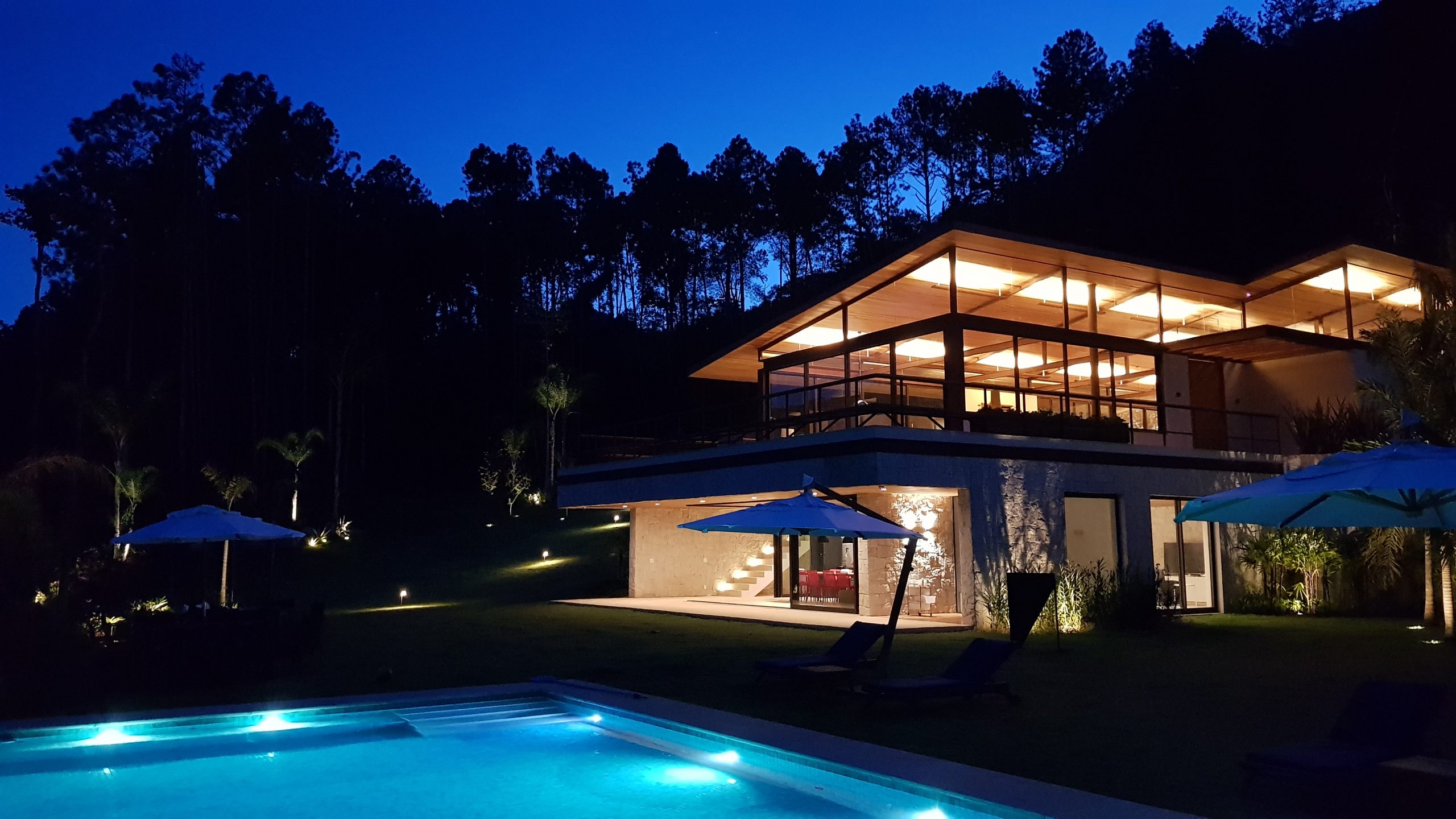casa duplex com piscina de noite