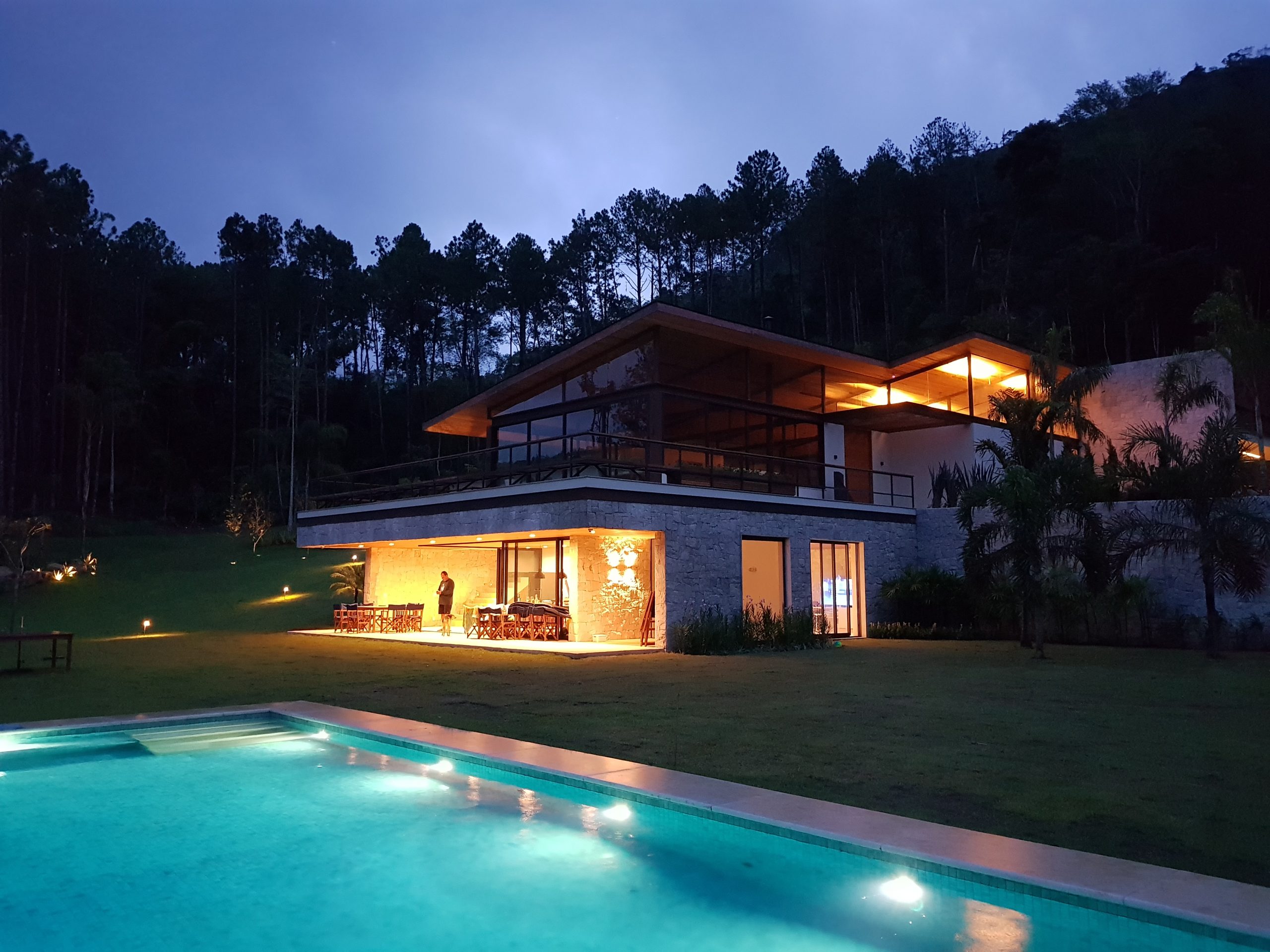 casa duplex com piscina ao ar livre de noite